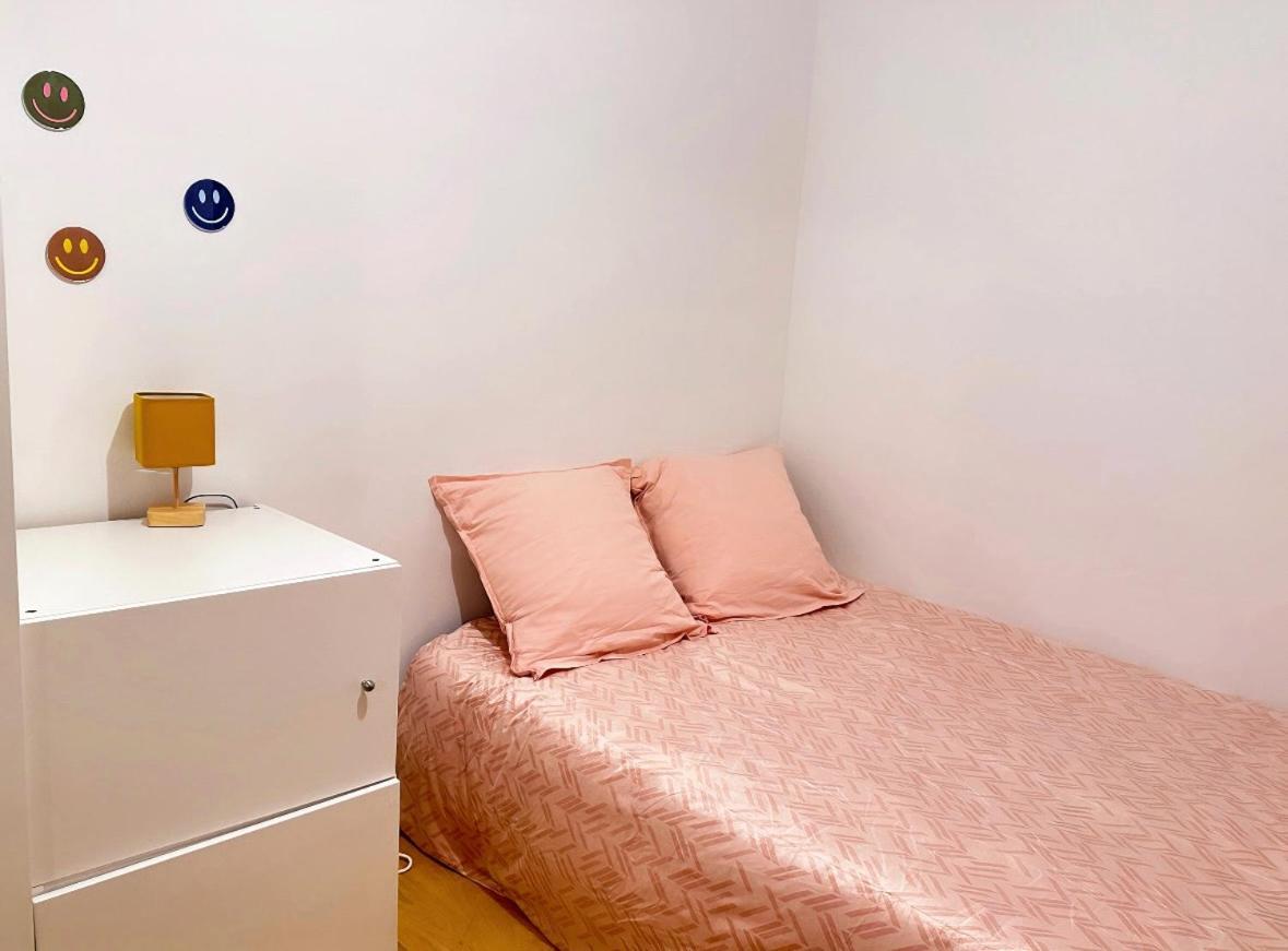 Cozy 3 Bedroom Apartment Dans Republique ปารีส ภายนอก รูปภาพ